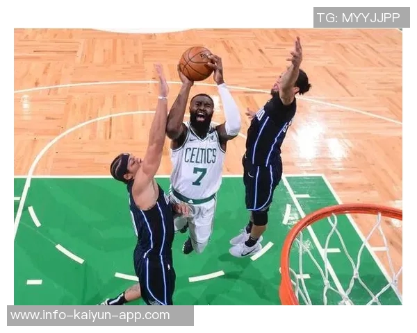 杰伦布朗半场表现出色16投7中贡献16分5篮板3助攻正负值高达22